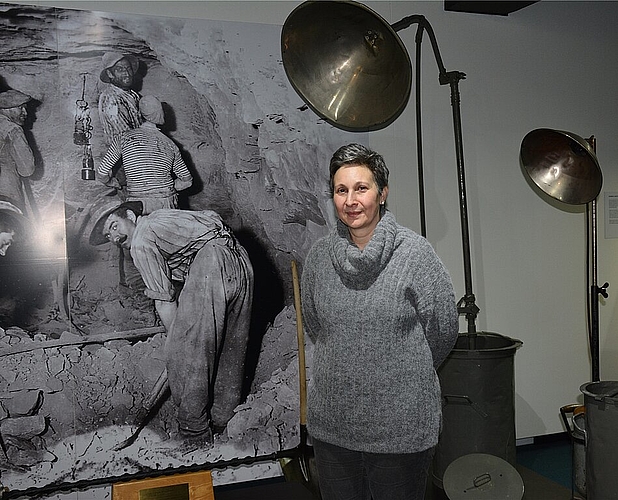 Museumsleiterin Luisa Bertolaccini präsentiert in der neuen Ausstellung des Historischen Museums Olten seltene Geräte wie die Original-Scheinwerfer (r.), welche während dem Bau des Juratunnels das nötige Licht spendeten. (Bild: vwe)
Museumsleiterin Luisa Bertolaccini präsentiert in der neuen Ausstellung des Historischen Museums Olten seltene Geräte wie die Original-Scheinwerfer (r.), welche während dem Bau des Juratunnels das nötige Licht spendeten. (Bild: vwe)