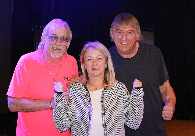 Organisatorin Jolanda Plüss (r.) freut sich zusammen mit den Dos Amigos auf die Schlagernacht in Olten. (Bild: ZVG)