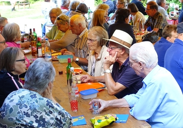 Zahlreiche Teilnehmer am Sommergrillplausch des Obst- und Gartenbauvereins und Landfrauenvereins Lostorf. (Bild: ZVG)