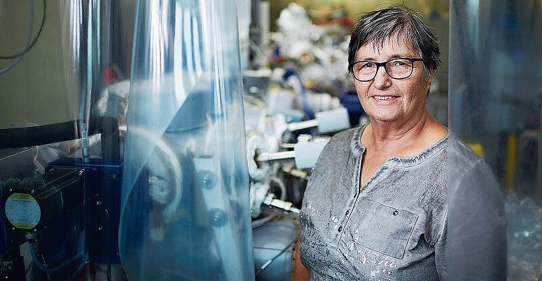Weltraumforscherin Kathrin Altwegg im ROSINA-Labor der Universität Bern. (Bild: Universität Bern)