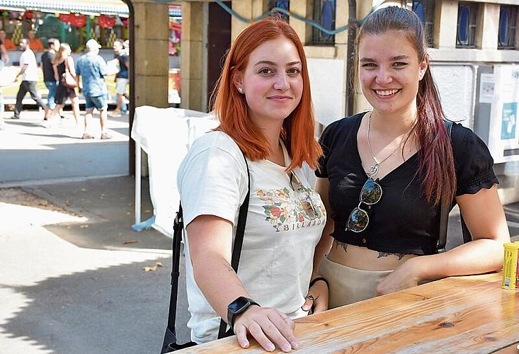 Alisha Graf (links) und Luana Hofer sind vor allem hier, um zu essen und zu feiern.
