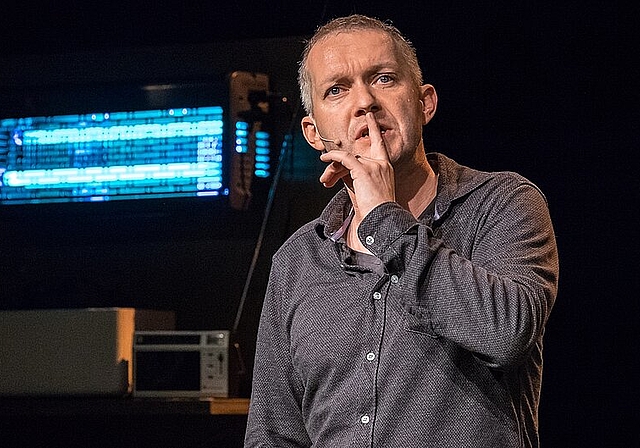 Überlegt, bestechend genau, schonungslos überspitzt und mit viel schwarzem Humor: Simon Enzler widerspiegelt in seinem ersten Soloprogramm «Primatsphäre» das Schweizer Alltagsleben mit all seinen menschlichen Abgründen. (Bild: ZVG)