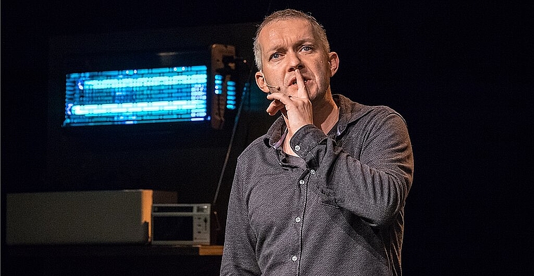 Überlegt, bestechend genau, schonungslos überspitzt und mit viel schwarzem Humor: Simon Enzler widerspiegelt in seinem ersten Soloprogramm «Primatsphäre» das Schweizer Alltagsleben mit all seinen menschlichen Abgründen. (Bild: ZVG)