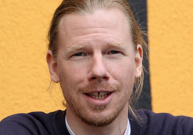 Vom Stammgast zum Kneipenwirt. Franz Käser posiert in Olten vor dem Eingang zur Paraiba Bar, «mim zwoite Dihei.» (Bild: Sonja Furter)