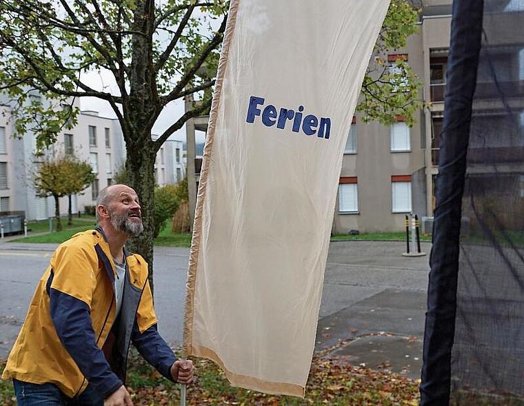 Der Kunsttherapeut Thomas Staroszynski montierte die über 100 transparenten Fahnen zu Beginn der Woche. (Bild: Achim Günter)