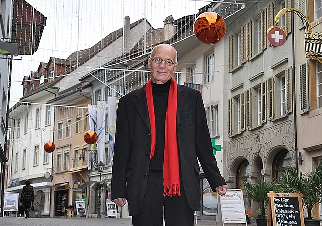 Lichtgestalter Renato M. De Toffol freut sich, dass die Weihnachtsbeleuchtung in Olten umgesetzt werden konnte. mim)
