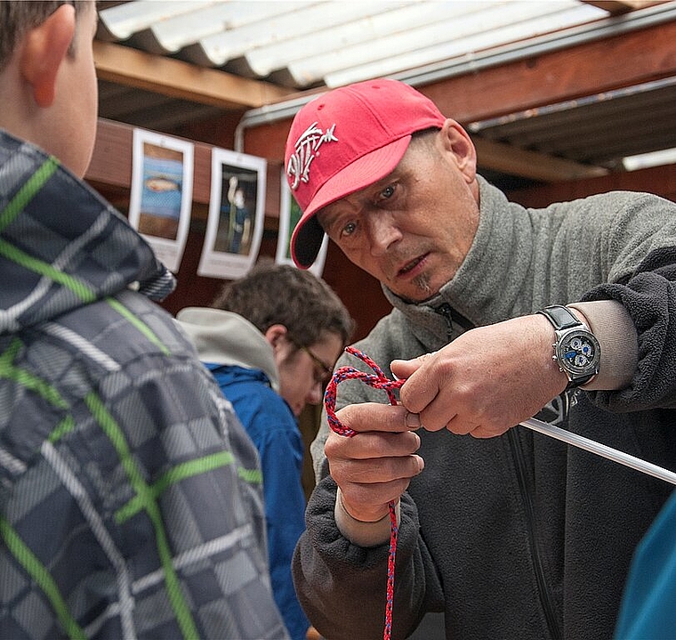 Kursleiter Thomas Hofer zeigt, was den guten Knoten ausmacht. P. Schoch)
