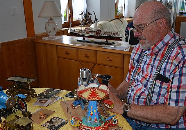 Beim Tüfteln und Werken an seinen Dampfmaschinen-Modellen lebt der 68-jährige Heinz Wullschleger auf. Auf dem Bild präsentiert er den sogenannten «Flammenfresser»-Motor seines nostalgischen Karussells. (Bild: vwe)