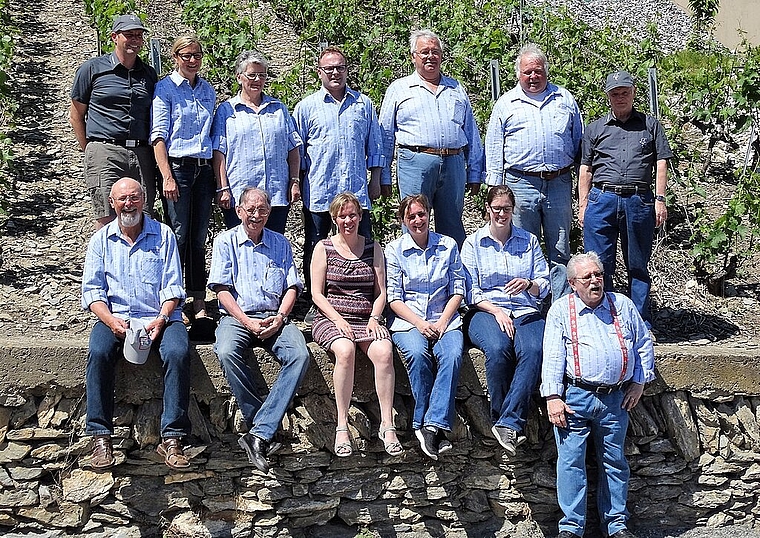 Die Jodlerfründe Aaretal Olten mit Chorleiter Hans Peter Banga (2. v.r. hinten) singen anlässlich des Nationalfeiertages im Alterszentrum Marienheim in Wangen bei Olten. (Bild: ZVG)