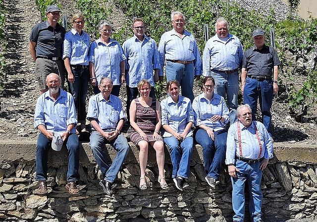 Die Jodlerfründe Aaretal Olten mit Chorleiter Hans Peter Banga (2. v.r. hinten) singen anlässlich des Nationalfeiertages im Alterszentrum Marienheim in Wangen bei Olten. (Bild: ZVG)