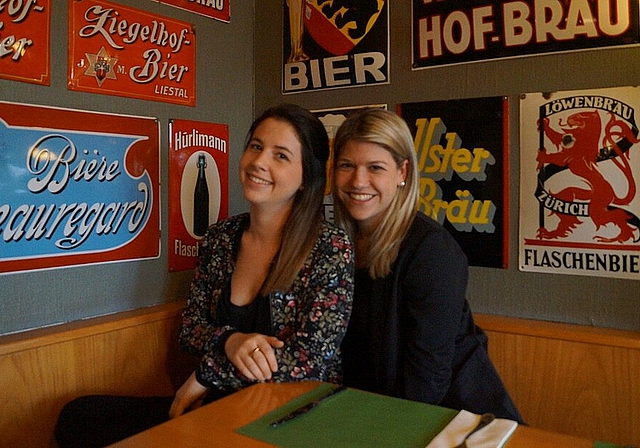 Die Gründerinnen der «Oltner Läckerli» Lena Borner (l.) und Christina Balz in der Waadtländerhalle. In jener Ecke ist der Name ihrer Zunft entstanden. (Bild: frabei)