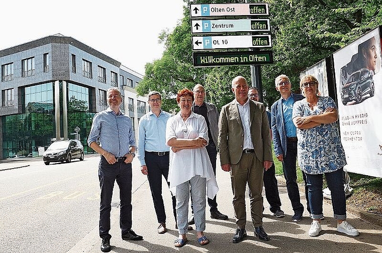 Das Parkleitsystem konnte Anfang Woche in Betrieb genommen werden. Anwesend bei der kleinen Feier war unter anderem der gesamte Oltner Stadtrat. (Bild: AGU)