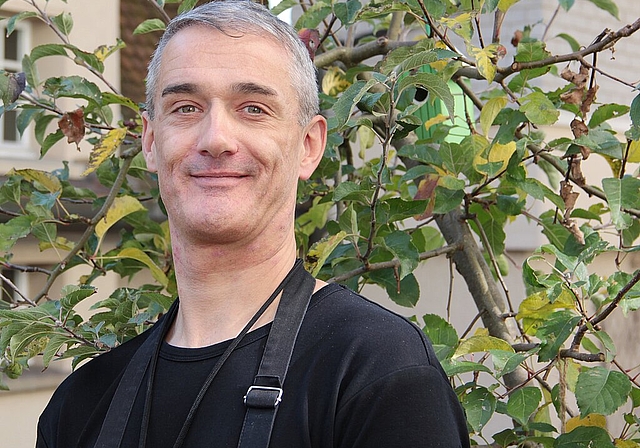 Reto Derungs vor einem Apfelbaum in seinem Garten an der Felsenstrasse 50. Der Oltner mit den bündnerischen Wurzeln beeindruckte seine zukünftige Frau mit seinem Erfindergeist. (Bild: S. Furter)