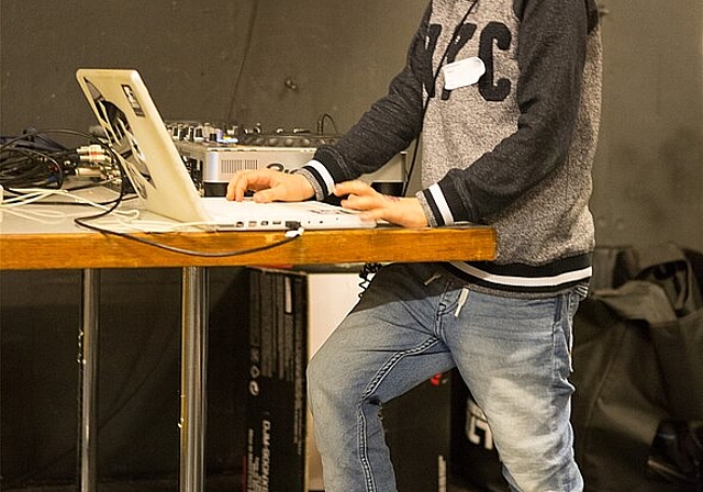 In sechs Workshops durften sich die Jugendlichen als DJ, Freerunner oder Fotograf versuchen. (Bild: ZVG)