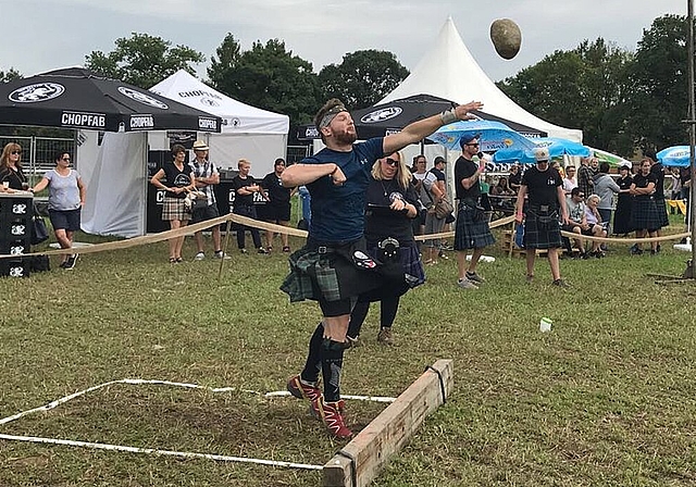Bei den internationalen Highlandgames Mittelland messen sich die Athleten und Athletinnen unter anderem im Baumstammwerfen oder Steinstossen. (Bild: ZVG)