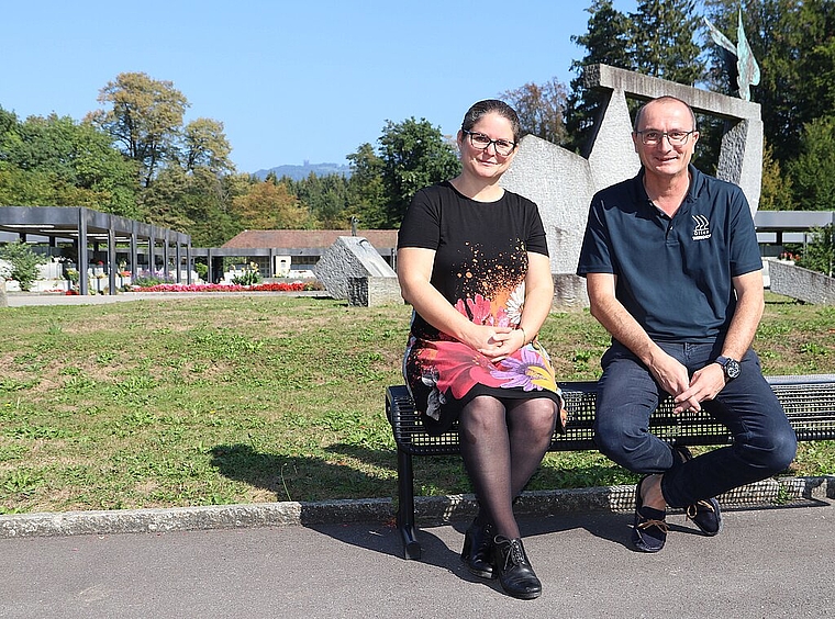 Möchten der Bevölkerung den Friedhof Meisenhard nicht nur als Trauer- sondern auch als Kraftort näher bringen: Abschiedsgestalterin Murielle Kälin und Werkhofchef René Wernli. (Bild: mim)