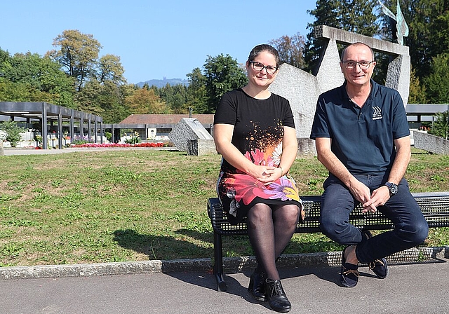 Möchten der Bevölkerung den Friedhof Meisenhard nicht nur als Trauer- sondern auch als Kraftort näher bringen: Abschiedsgestalterin Murielle Kälin und Werkhofchef René Wernli. (Bild: mim)