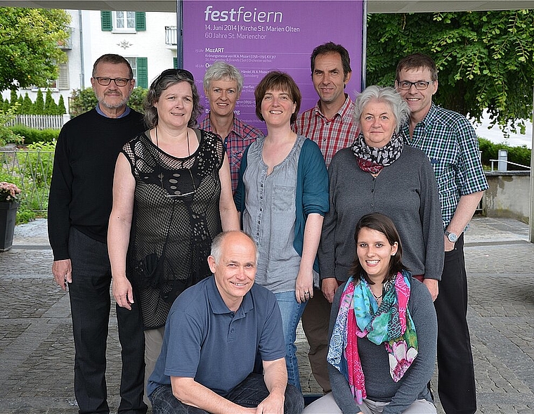 OK festfeiern und Vorstand St. Marienchor Olten: vorne v.l.: Martin Schällebaum, Anna Baschung. Mitte v.l.: Dany Baselgia, Sandra Rupp Fischer, Diana Summer-matter. Hinten v.l.: Peter Fromm, Sandra Braun, Patrik Küttel, Wolfgang von Arx. Es fehlen: