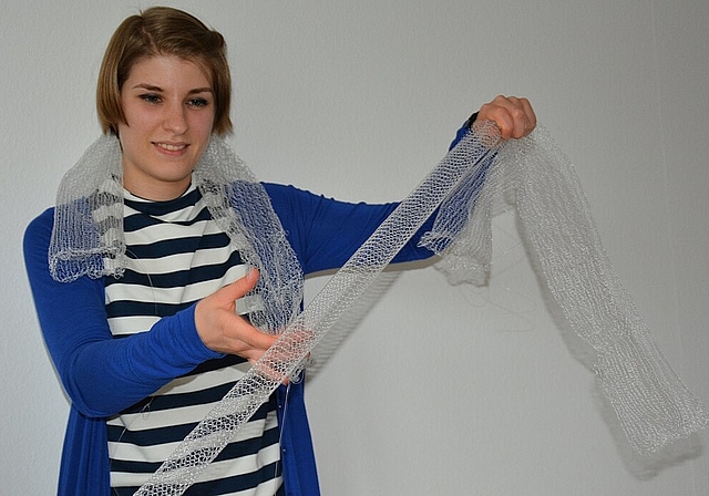 Janine Strasser wird mit ihrer selbstgestrickten Nylonkunst auch das diesjährige JKON-Schaufenster dekorieren. (Bild:  vwe)
