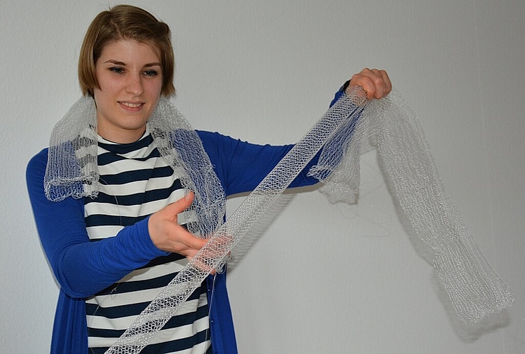 Janine Strasser wird mit ihrer selbstgestrickten Nylonkunst auch das diesjährige JKON-Schaufenster dekorieren. (Bild:  vwe)