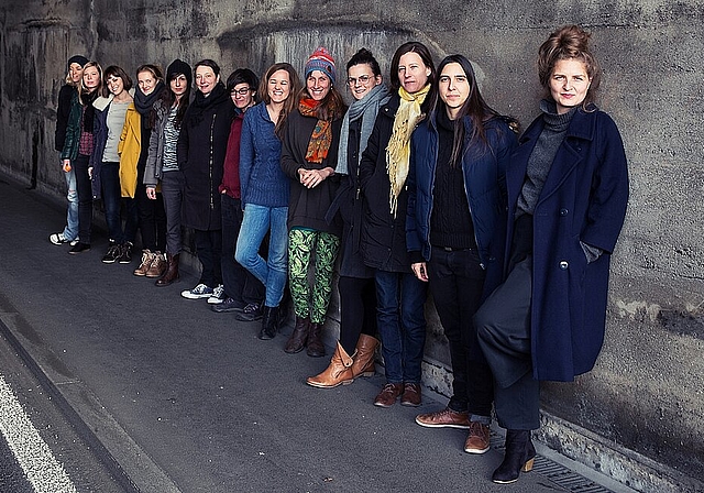 Die Oltner Saxofonistin Fabienne Hoerni (2.v.l.) hat 2014 gemeinsam mit der Aargauerin Sarah Chaksad (2.v.r.) das «CloudCluster Collective» ins Leben gerufen. Die Big Band besteht aus 14 Musikerinnen aus der ganzen Schweiz. (Bild: E. M. Lagger)