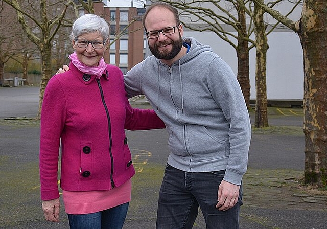 Generationenaustausch: Die beiden Oltner Rosemarie El Kamel (l.) und Sandro Villiger trennen zwar 34 Jahre, aber dennoch sind sie beide ein Teil des gesamtschweizerischen Theaterprojektes «1918.CH - 100 Jahre Landesstreik». (Bild: vwe)