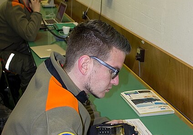 Björn Elias, Chef Telematik (vorne), nimmt die Meldungen der Zivilschützer via Polycom entgegen, während Matthias Ulrich, stellvertretender Chef Sirenen, weitere Meldungen telefonisch aufnimmt. (Bild: ZVG)