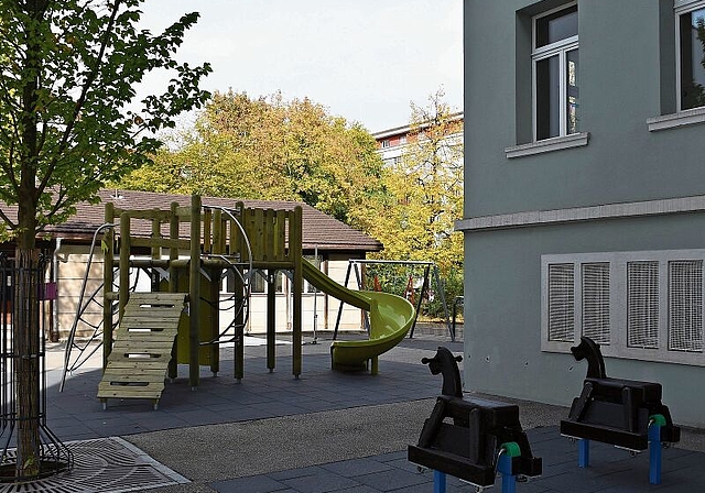 Neue Spielgeräte stehen seit dem Montag auf dem Pauseplatz des Hübelischulhauses bereit. (Bild: F. Beidler)