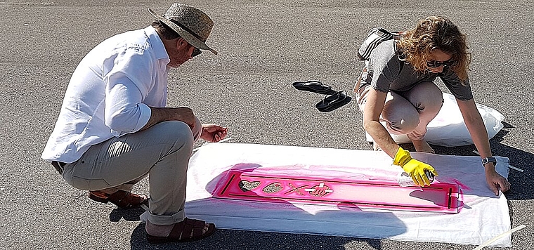 Die «Pro Kultur Olten»-Vorstandsmitglieder Dani Schneider und Regina Graber bereiten die neuen Kulturplätze für die Einweihung am Samstag, 10. Juni vor. (Bild: ZVG)