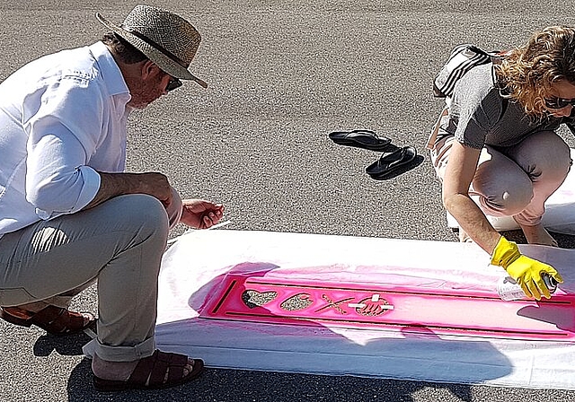 Die «Pro Kultur Olten»-Vorstandsmitglieder Dani Schneider und Regina Graber bereiten die neuen Kulturplätze für die Einweihung am Samstag, 10. Juni vor. (Bild: ZVG)