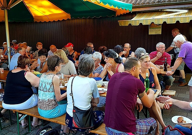 Vereinsmitglieder des Obst- und Gartenbauvereins Lostorf sowie des Landfrauenvereins Lostorf trafen sich zum traditionellen Sommergrillplausch. (Bild: ZVG)