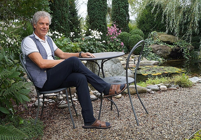 Christoph Schwager an seinem Lieblingsort, dem Garten seines Hauses in Härkingen. (Bild: Franz Beidler)