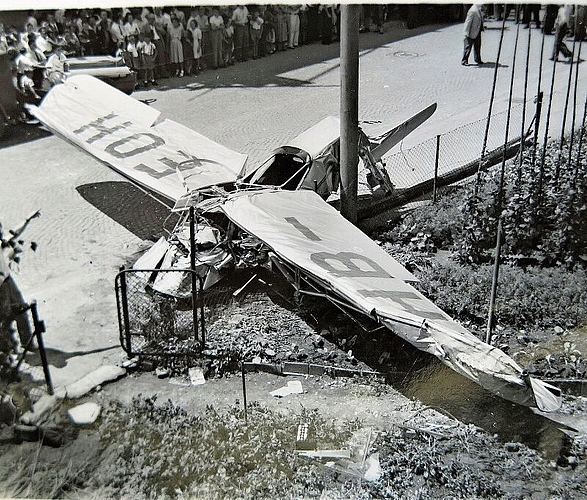 Das Wrack des Auster-Kleinflugzeugs an der Absturzstelle beim Bifangplatz.
