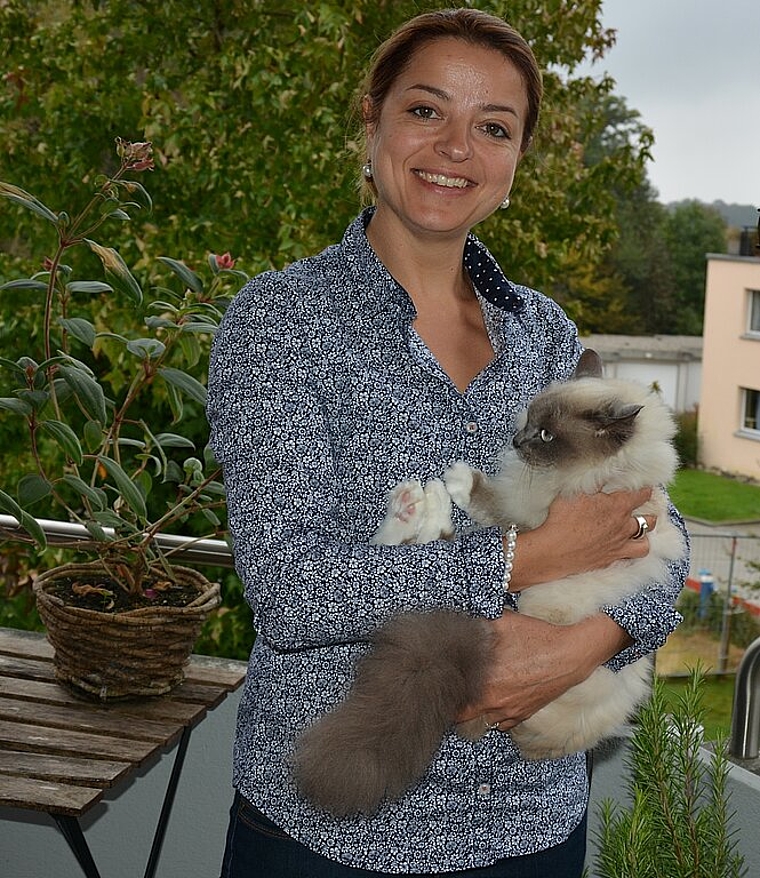 Pia Börlin mit Familienkatze Sina auf dem Balkon ihrer vorübergehenden Wohnung in Olten. vwe)
