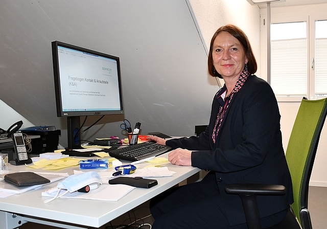 «Konzepte nicht für, sondern mit den Menschen machen»: Ursula Hellmüller, Co-Geschäftsleiterin der Suchhilfe Ost an ihrem Oltner Arbeitsplatz. (Bild: Franz Beidler)