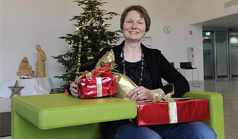 Irene Muster-Knuchel hat zwar kein Geschenk dabei, dafür stets ein offenes Ohr für die Patienten des Kantonsspitals Olten.