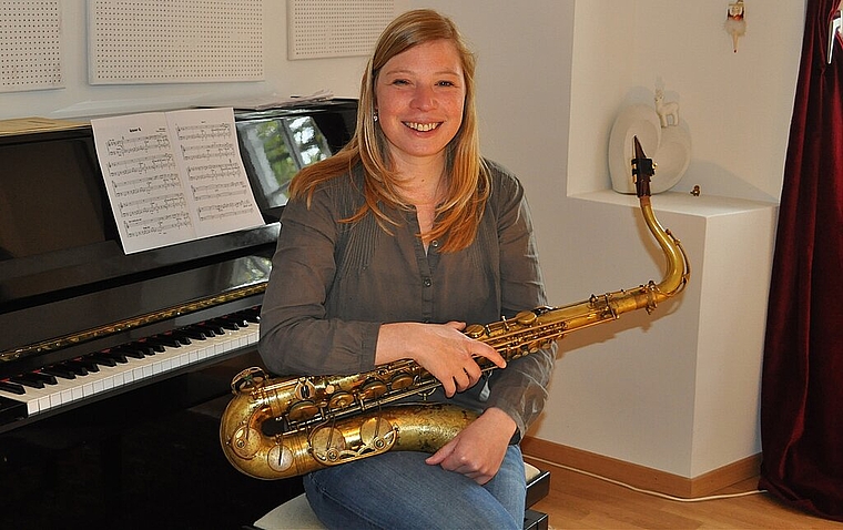 In ihrem hauseigenen Musikraum in Starrkirch-Wil probt Fabienne Hoerni für ihre zahlreichen Projekte. ZVG)