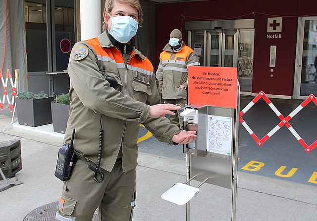 Der Zivilschutz unterstützt gegenwärtig das Kantonsspital Olten bei der Eingangskontrolle. (Bild: ZVG)