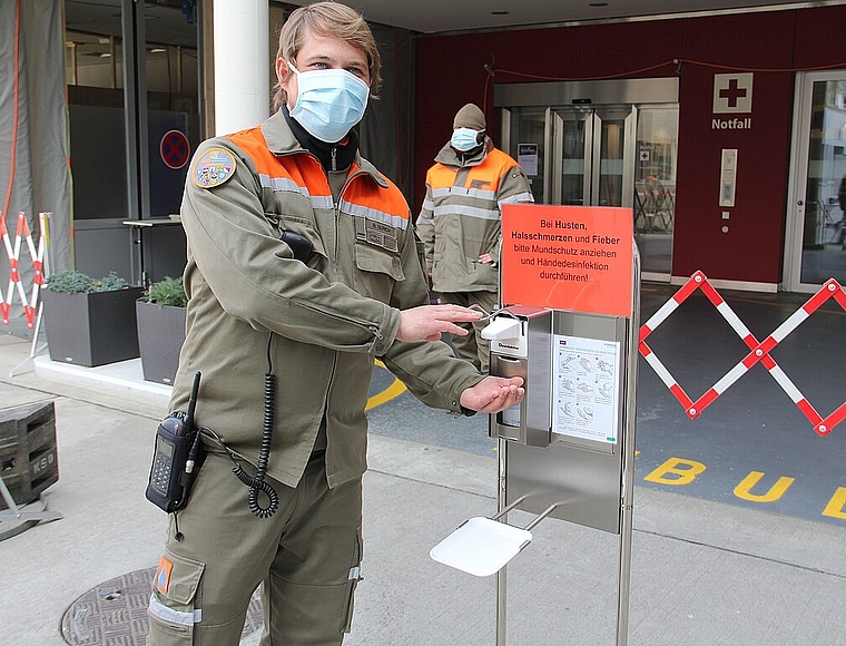 Der Zivilschutz unterstützt gegenwärtig das Kantonsspital Olten bei der Eingangskontrolle. (Bild: ZVG)