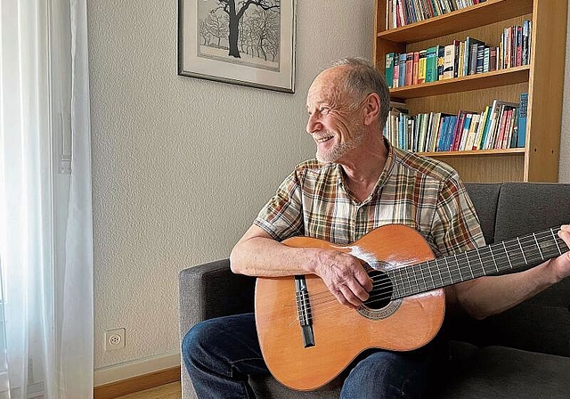 Georges Regner spielt noch immer Gitarre, wenn sich die Familie an Weihnachten in seinem Zuhause trifft. (Bild:Caspar Reimer)