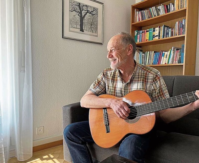 Georges Regner spielt noch immer Gitarre, wenn sich die Familie an Weihnachten in seinem Zuhause trifft. (Bild:Caspar Reimer)