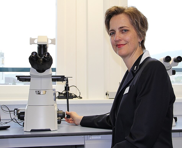 Dr. Helga Reinshagen sorgt dafür, dass die Augenhornhäute aufbereitet und den Patienten zugänglich gemacht werden können. rrn)