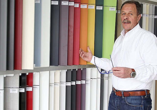 Ueli Aeschlimann mag das Leben bunt. Er spielt Eishockey und Golf. Für seine Kunden findet er den richtigen Küchen-Farbton. (Bild: Sonja Furter)