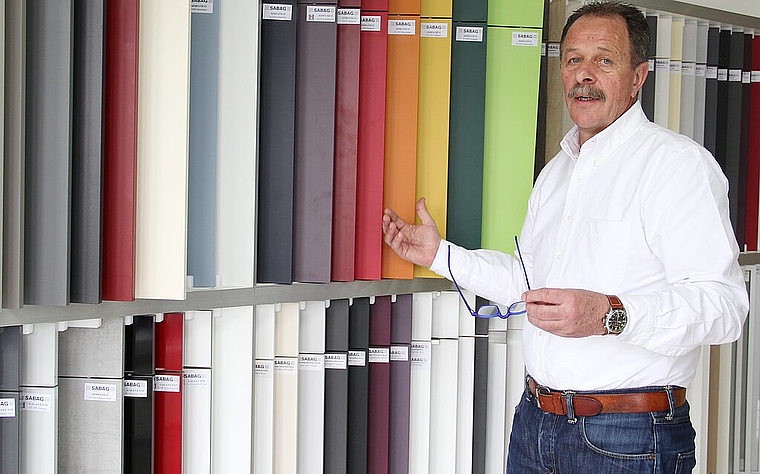 Ueli Aeschlimann mag das Leben bunt. Er spielt Eishockey und Golf. Für seine Kunden findet er den richtigen Küchen-Farbton. (Bild: Sonja Furter)