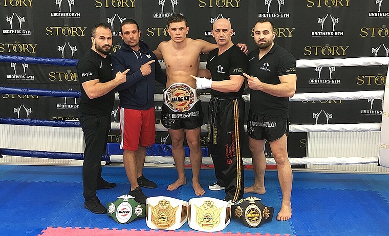 Hoffnungstalent Ueli Birchler (Mitte) mit umgelegtem Weltmeistergurt im Brothers-Gym in Olten und seinem Trainer-Team Frizur Abduli, Peter Birchler, Kazim Carman und Besart Abduli (v.l.). (Bild: ZVG)