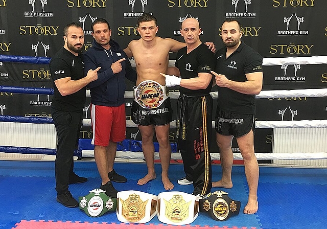 Hoffnungstalent Ueli Birchler (Mitte) mit umgelegtem Weltmeistergurt im Brothers-Gym in Olten und seinem Trainer-Team Frizur Abduli, Peter Birchler, Kazim Carman und Besart Abduli (v.l.). (Bild: ZVG)
