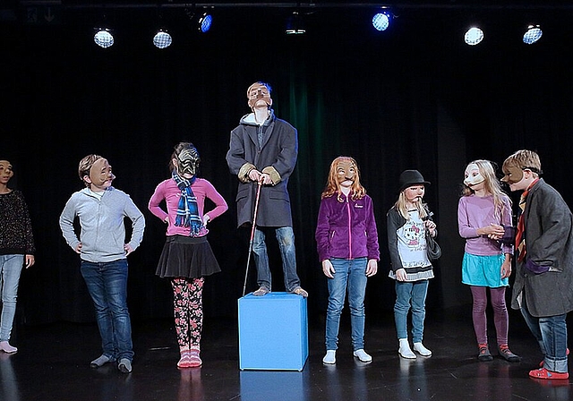 Kinder und Jugendliche von «Theater JUcKT» zeigen am 19. und 20. Juni ihr Können auf der Theaterstudio-Bühne. (Bild: Dieter Graf)