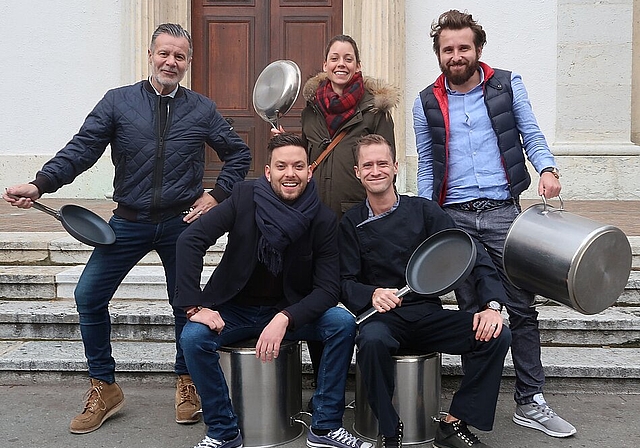 Die folgenden Gastronomen heizen am vierten Advent anlässlich des Showkochens ihre Kochtöpfe auf der Kirchgasse ein (v.l.): Kayhan Sabo vom Restaurant Terminus, Nicci Ambrosch von der Riva Café &amp; Weinbar, Nadine Hartmann vom Restaurant Stadtba