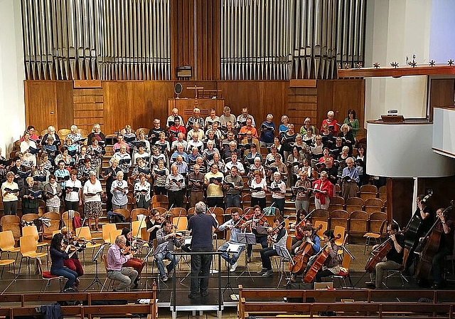 Der über 200-jährige Oratorienchor Olten lädt am 24. September zur Werkeinführung zu «Ein deutsches Requiem» ins Hübelischulhauses ein. (Bild: ZVG)