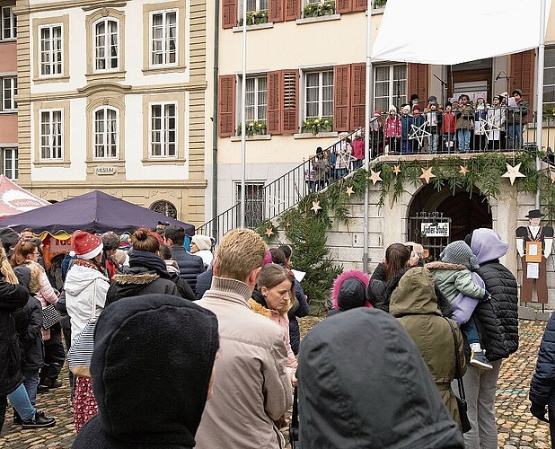 Der Kinderchor unterhielt das Publikum auf der Rathaustreppe. (Bilder: Julian Stettler)
